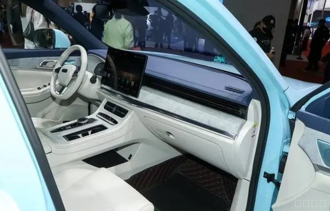 创维灵光技术推出EV6 II超充版车型，充电30%到80%不到7分钟